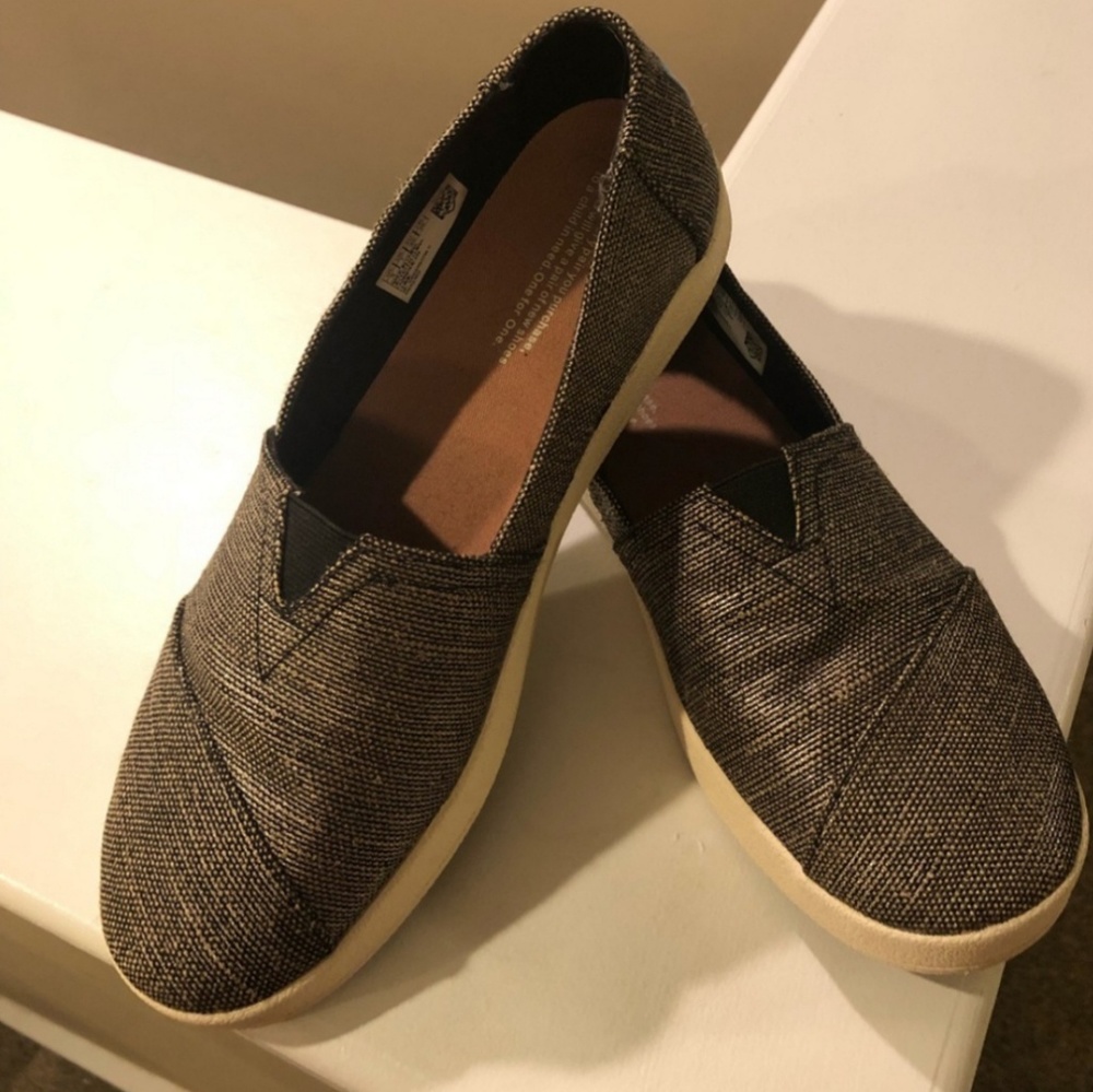 Black Metallic Toms Avalon slip ons SZ9
